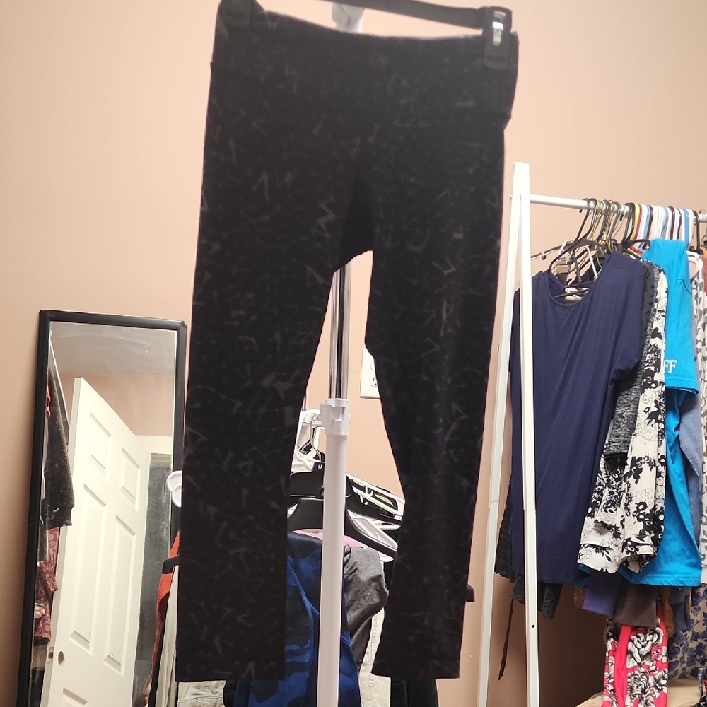 Lululemon Size 4 Cropped Wonder Under